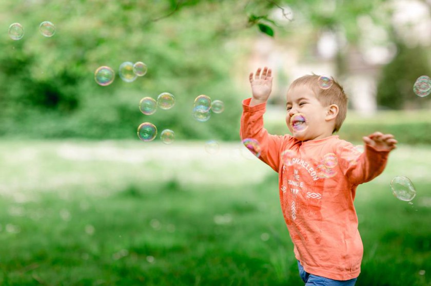 Familienfotos Braunchweig – Gänseblümchen und Seifenblasen